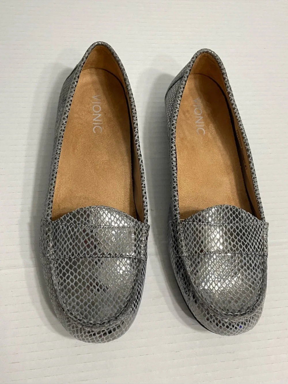 Vionic “Larrun” In Metallic Silver Snake Print